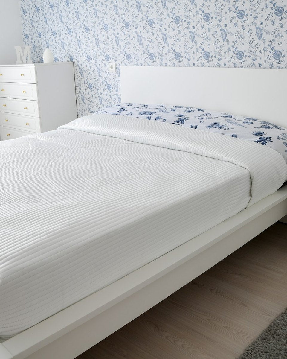 Chambre avec papier peint fleuri bleu
