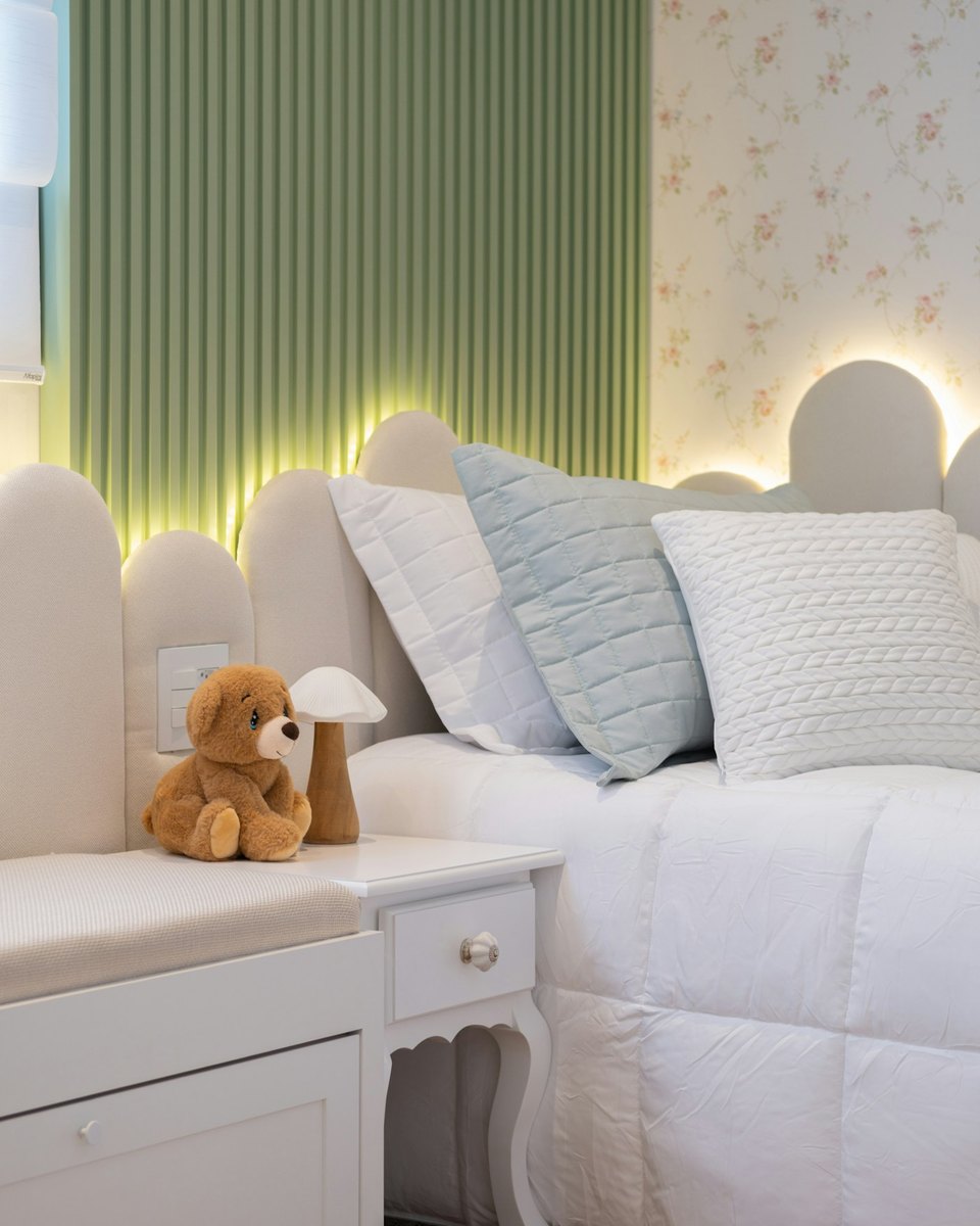 Chambre d'enfant avec papier peint