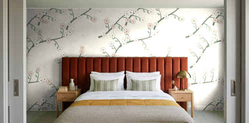 Papier peint Chinoiserie – Sauge dans une chambre avec tête de lit terracotta