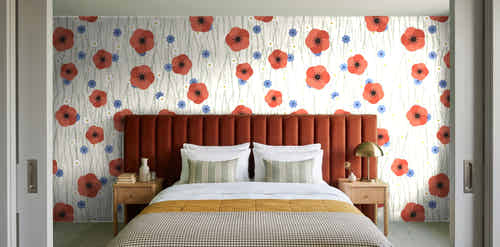 Papier peint Coquelicots des champs dans une chambre avec tête de lit terracotta