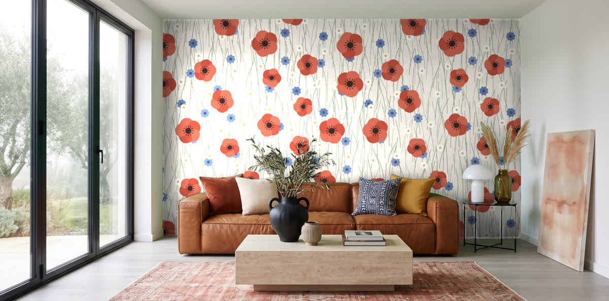 Papier peint Coquelicots des champs dans un salon avec baie vitrée