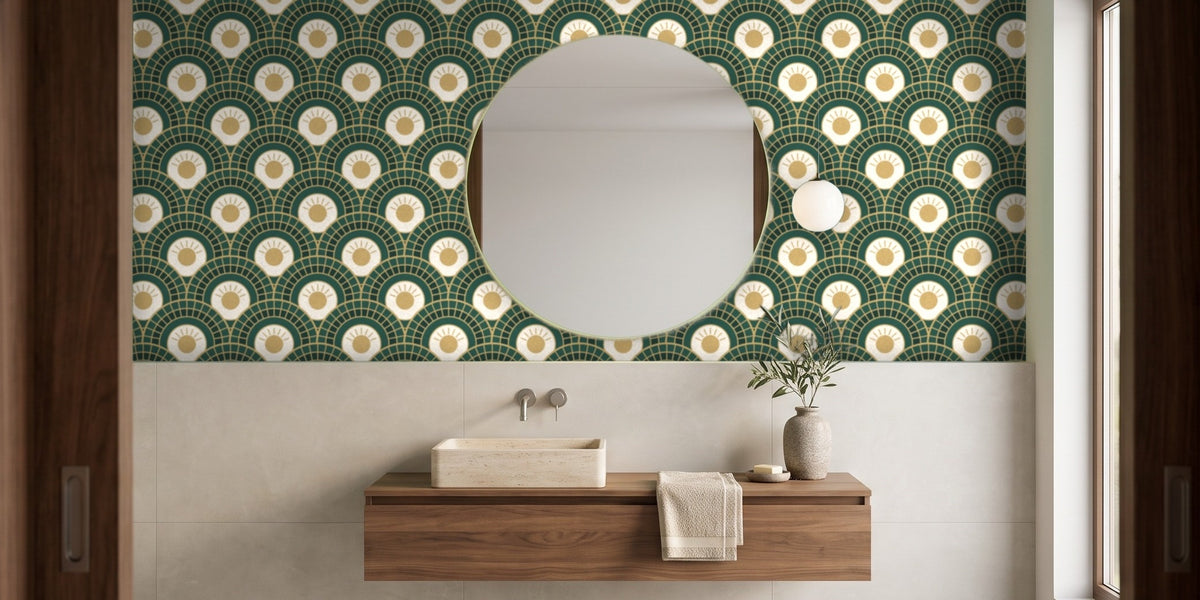 Papier peint Éventails Art déco – Émeraude et or dans une salle de bain