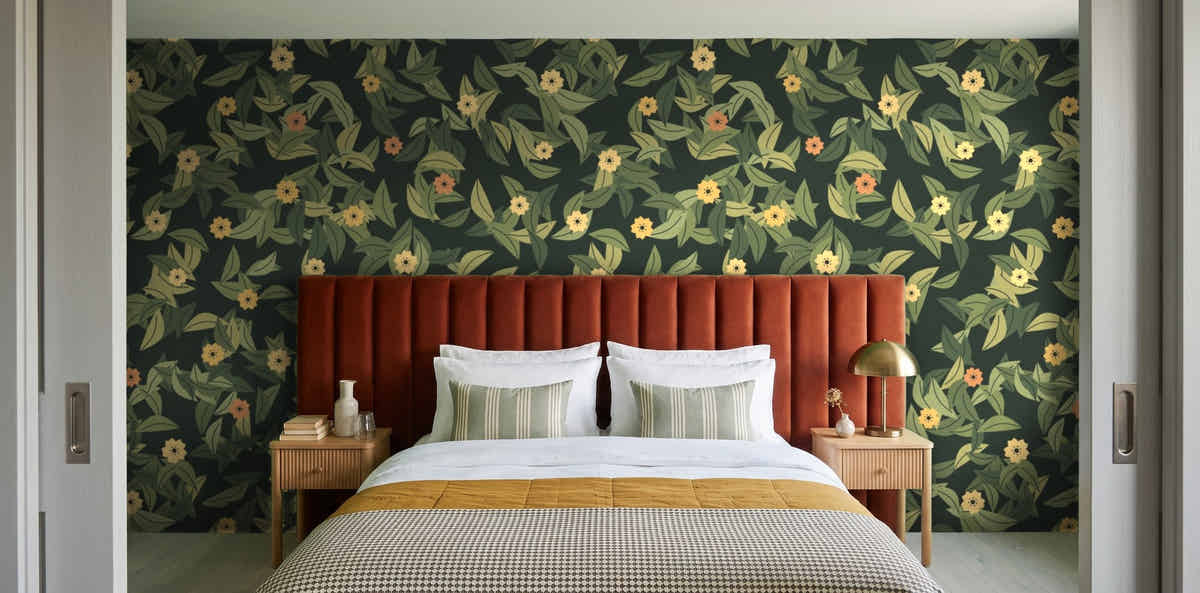 Papier peint Feuillage – Olive sombre dans une chambre avec tête de lit terracotta