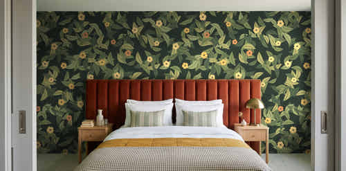 Papier peint Feuillage – Olive sombre dans une chambre avec tête de lit terracotta