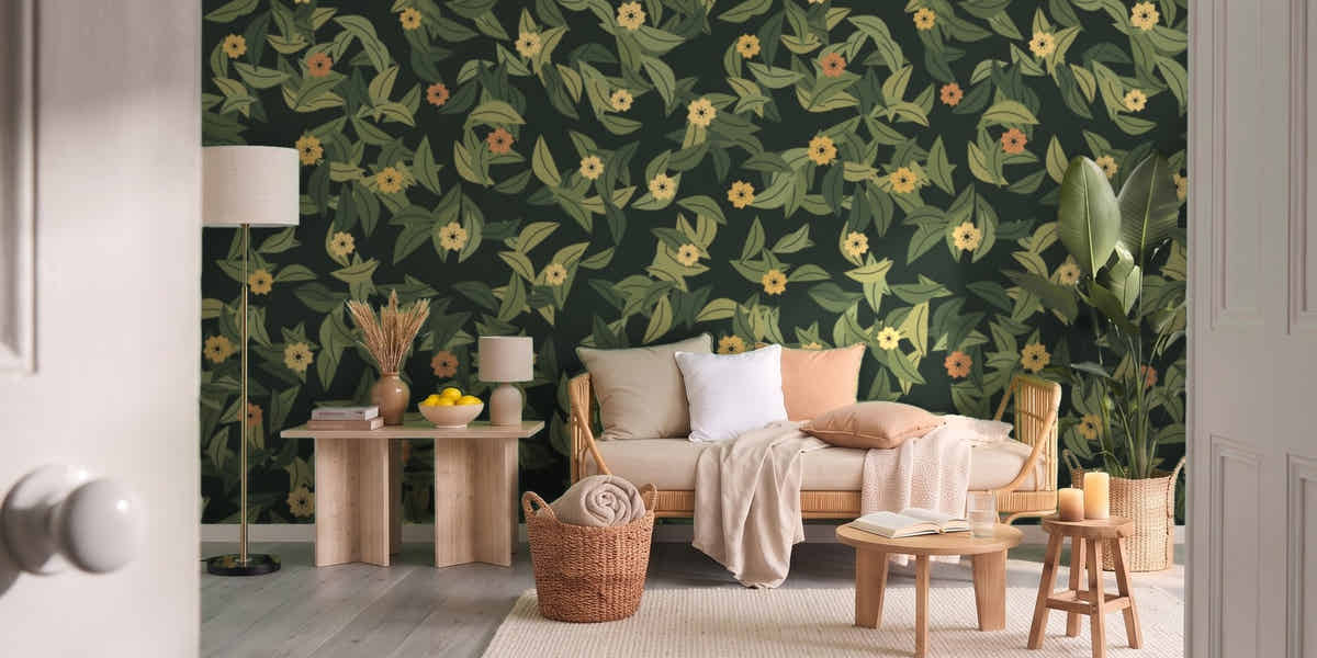 Papier peint Feuillage – Olive sombre dans un salon vu par la porte