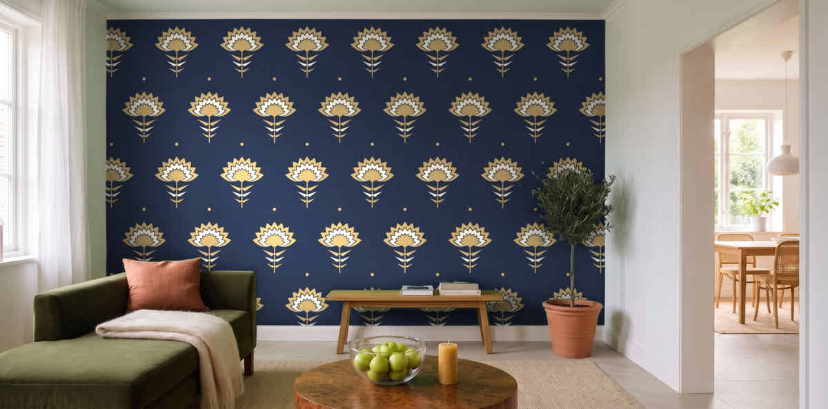 Papier peint Fleurs Art déco – Nuit et or dans un salon lumineux