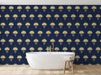 Papier peint Fleurs Art déco – Nuit et or en situation (salle de bain)