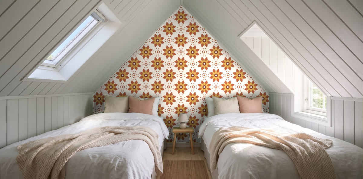 Papier peint Fleurs block-print – Terracotta dans une chambre sous les toits