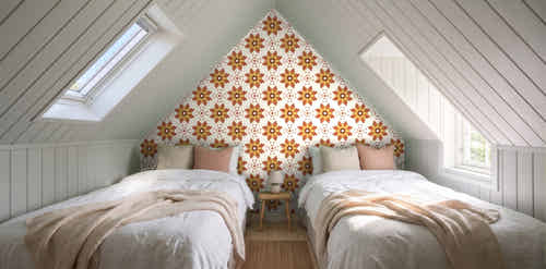 Papier peint Fleurs block-print – Terracotta dans une chambre sous les toits