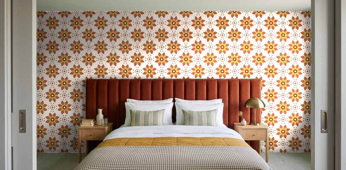 Papier peint Fleurs block-print – Terracotta dans une chambre avec tête de lit terracotta