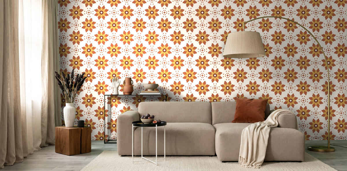 Papier peint Fleurs block-print – Terracotta dans un salon avec lampadaire arc