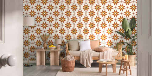 Papier peint Fleurs block-print – Terracotta dans un salon vu par la porte