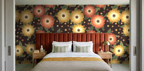 Papier peint Fleurs de nuit – Terracotta dans une chambre avec tête de lit terracotta