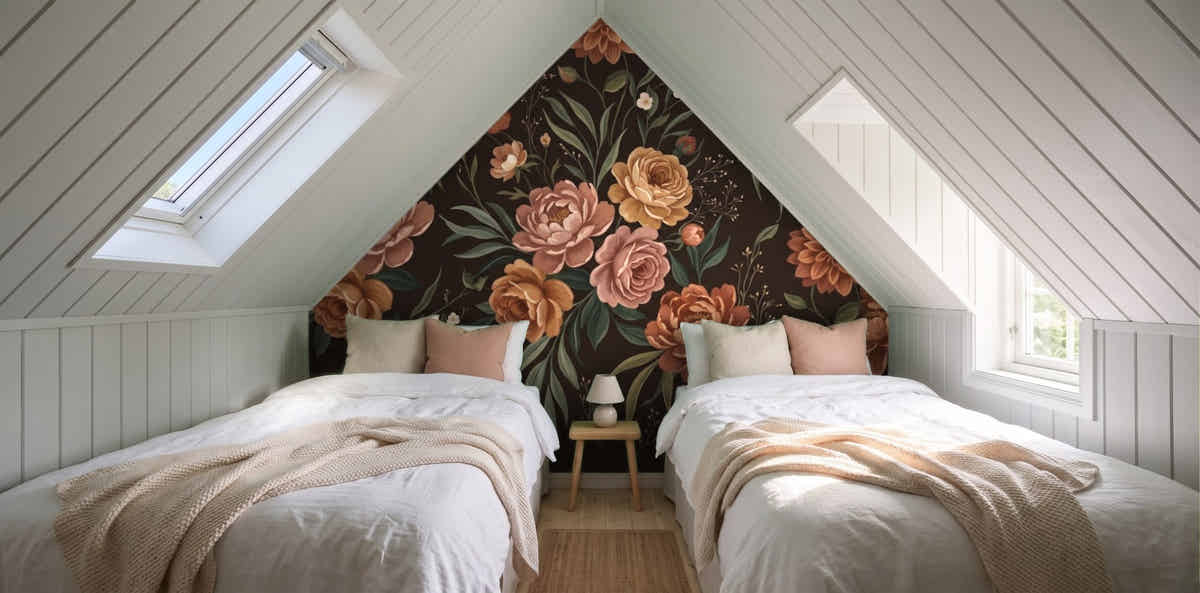 Papier peint Fleurs de velours – Chocolat dans une chambre sous les toits