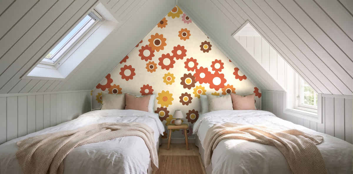 Papier peint Flower power 70s dans une chambre sous les toits