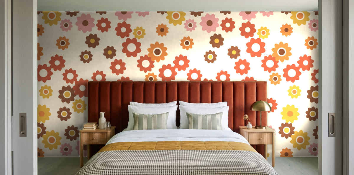 Papier peint Flower power 70s dans une chambre avec tête de lit terracotta