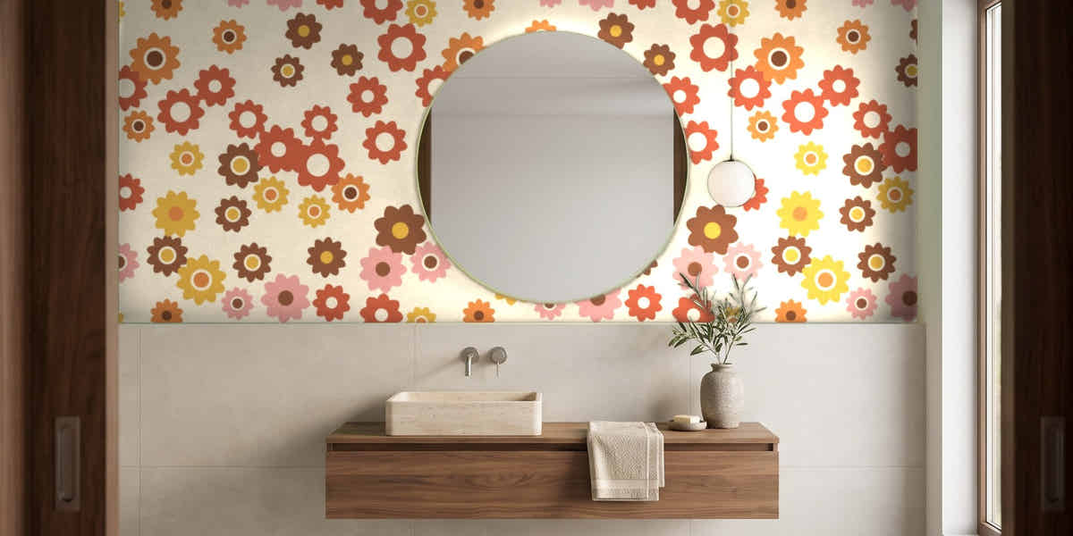 Papier peint Flower power 70s dans une salle de bain