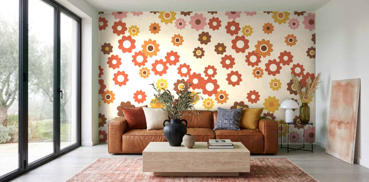Papier peint Flower power 70s dans un salon avec baie vitrée