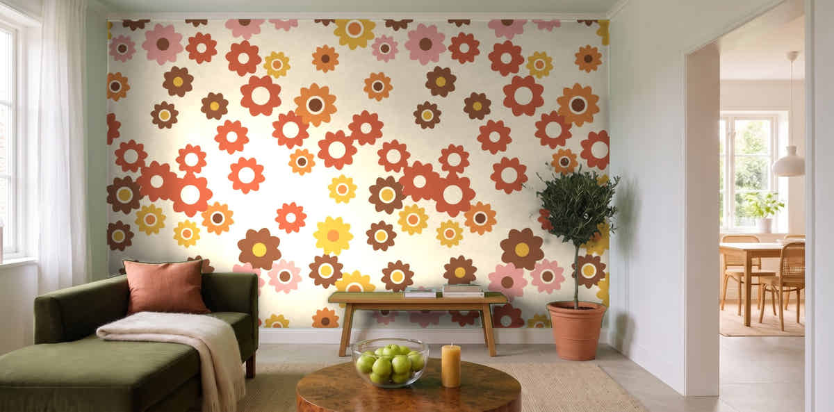 Papier peint Flower power 70s dans un salon lumineux