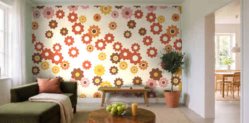 Papier peint Flower power 70s dans un salon lumineux