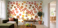 Papier peint Flower power 70s dans un salon lumineux
