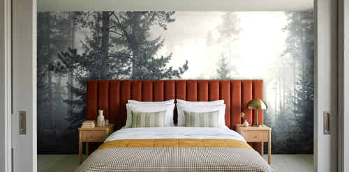 Papier peint Forêt de brume – Pins dans une chambre avec tête de lit terracotta