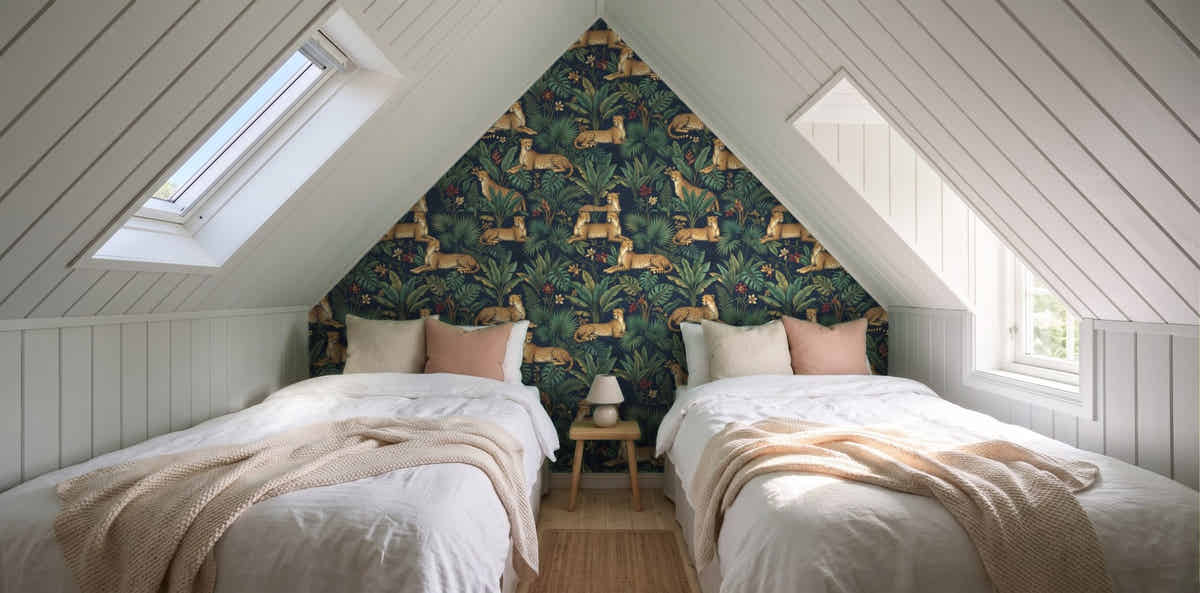 Papier peint Guépards de jungle – Bleu nuit dans une chambre sous les toits