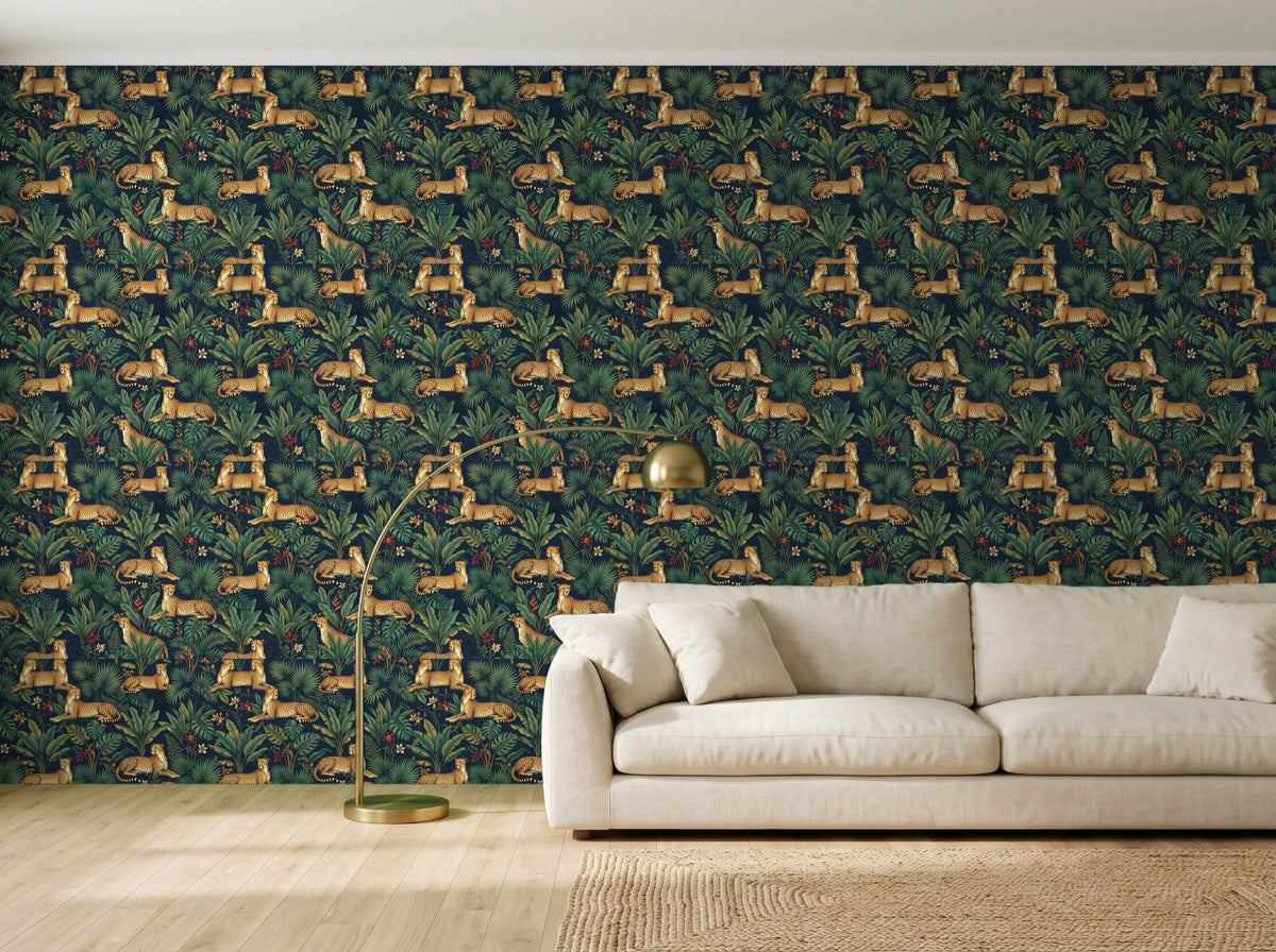 Papier peint Guépards de jungle – Bleu nuit en situation (salon)