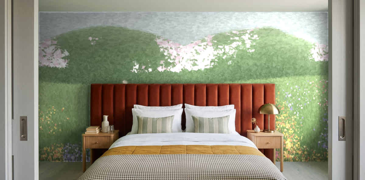 Papier peint Jardin impressionniste dans une chambre avec tête de lit terracotta