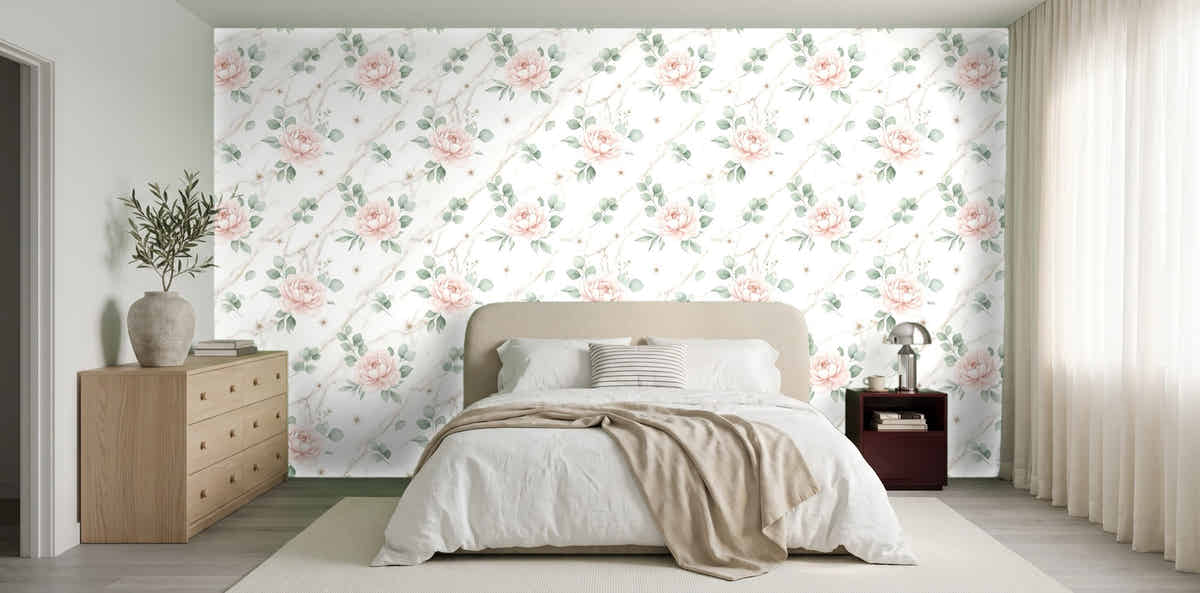 Papier peint Marbre et pivoines – Blush dans une chambre japandi