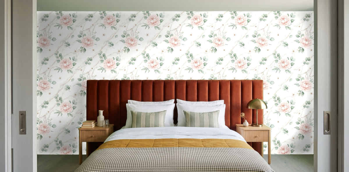 Papier peint Marbre et pivoines – Blush dans une chambre avec tête de lit terracotta