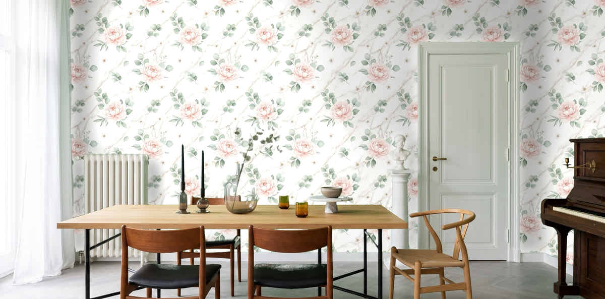 Papier peint Marbre et pivoines – Blush dans une salle à manger de maison de maître