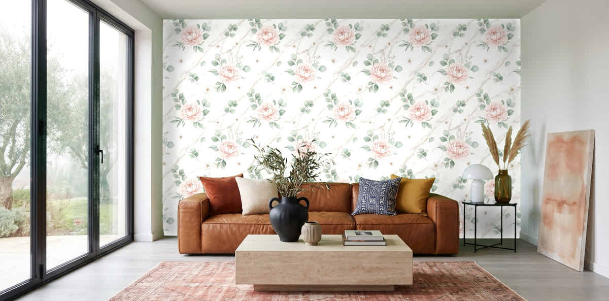 Papier peint Marbre et pivoines – Blush dans un salon avec baie vitrée