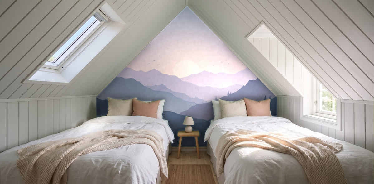 Papier peint Montagnes en strates – Lilas dans une chambre sous les toits