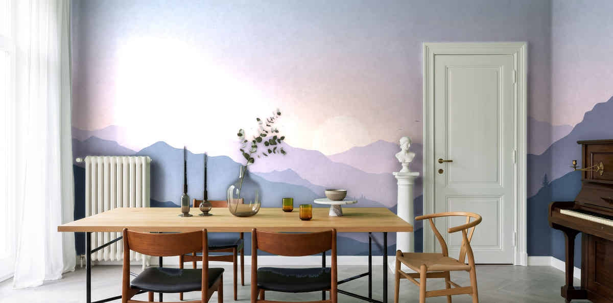 Papier peint Montagnes en strates – Lilas dans une salle à manger de maison de maître