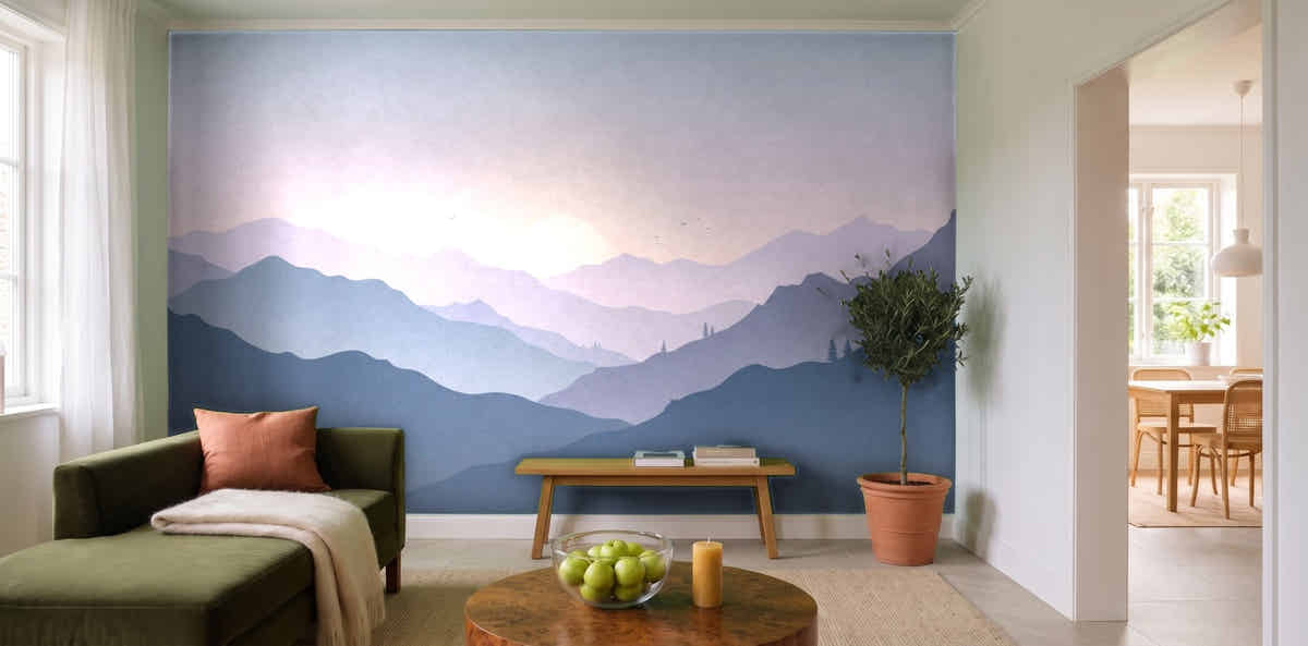 Papier peint Montagnes en strates – Lilas dans un salon lumineux