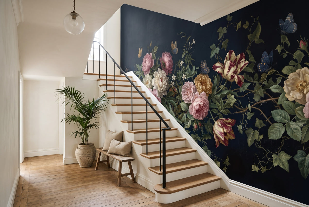 Papier peint Nocturne baroque – Bleu nuit le long d’un escalier