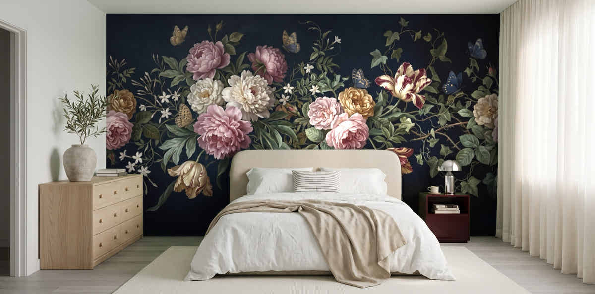 Papier peint Nocturne baroque – Bleu nuit dans une chambre japandi