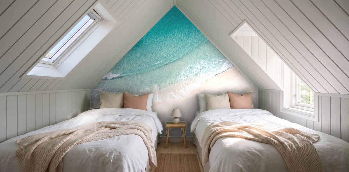 Papier peint Océan vu du ciel – Turquoise dans une chambre sous les toits
