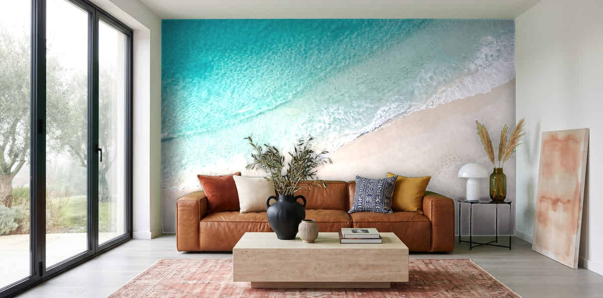 Papier peint Océan vu du ciel – Turquoise dans un salon avec baie vitrée