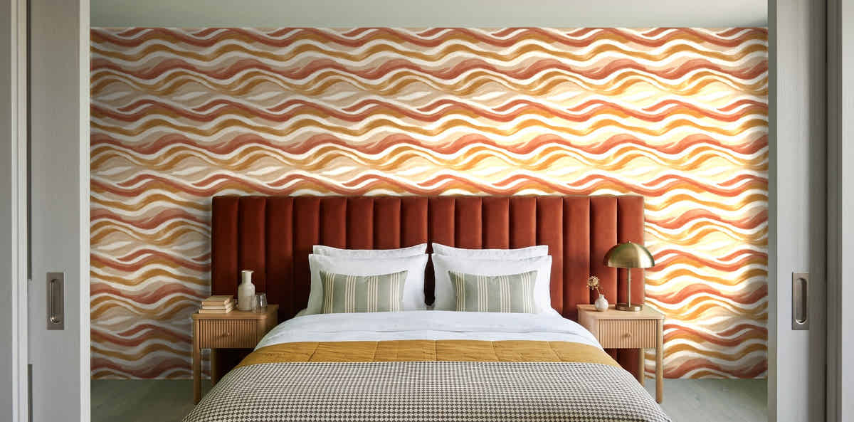 Papier peint Ondes terreuses – Terracotta dans une chambre avec tête de lit terracotta
