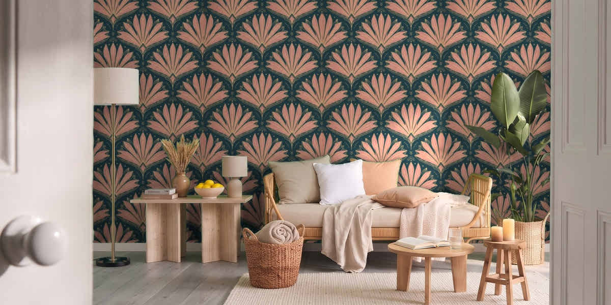 Papier peint Palmes Art déco – Canard & rose dans un salon vu par la porte