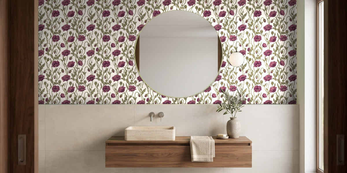 Papier peint Pavots héritage – Prune & olive dans une salle de bain