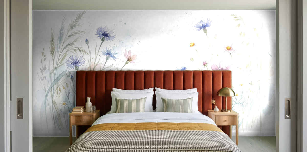 Papier peint Prairie aquarelle – Bleu tendre dans une chambre avec tête de lit terracotta