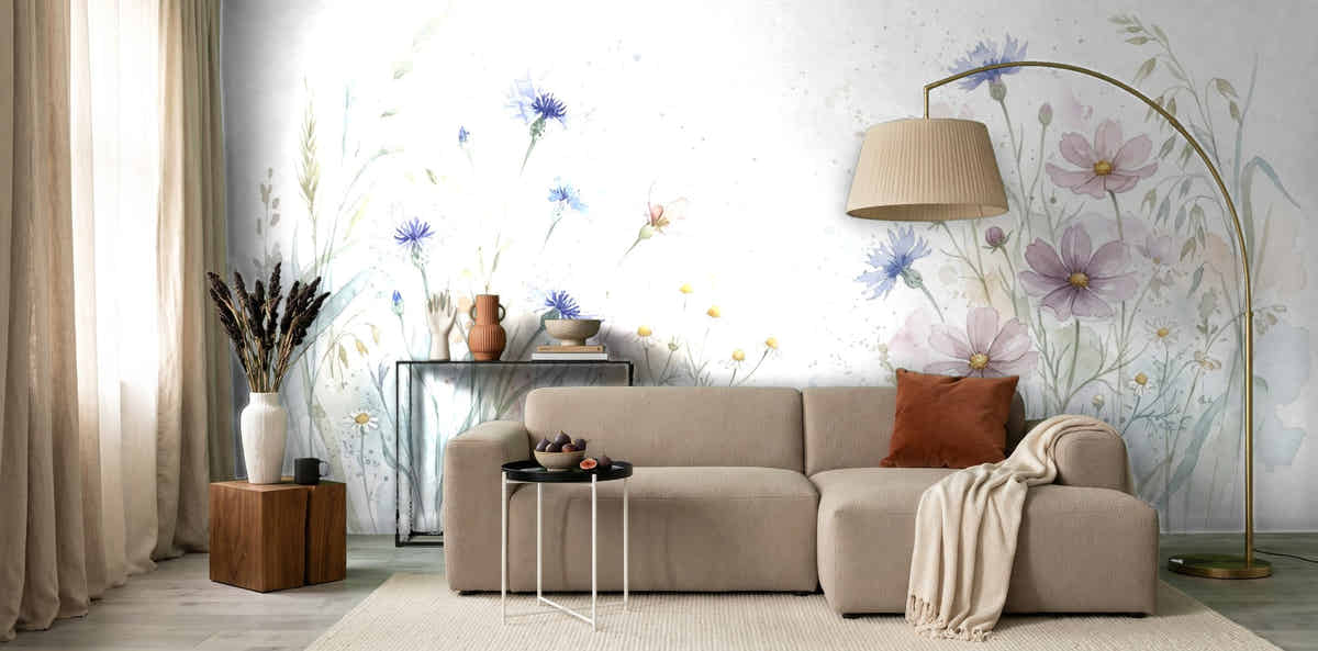 Papier peint Prairie aquarelle – Bleu tendre dans un salon avec lampadaire arc