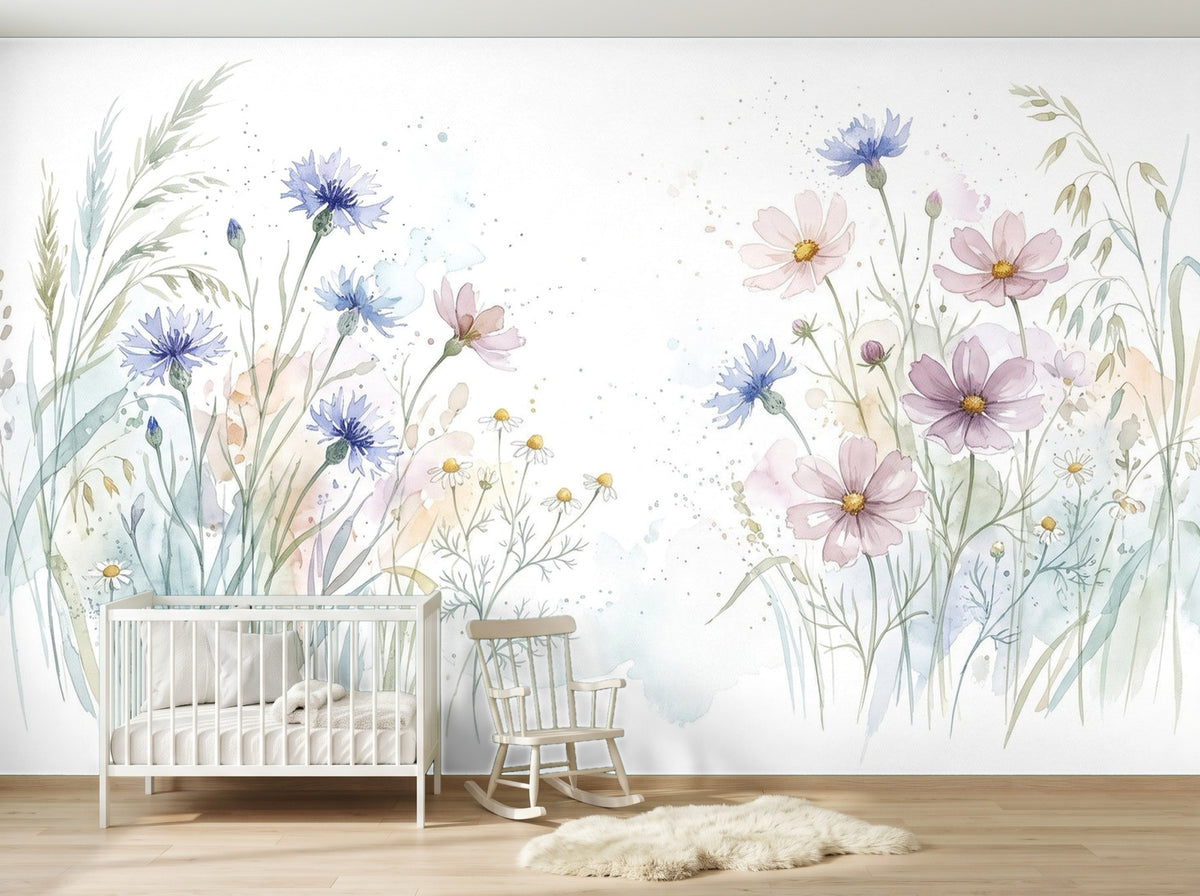 Papier peint Prairie aquarelle – Bleu tendre en situation (chambre de bébé)