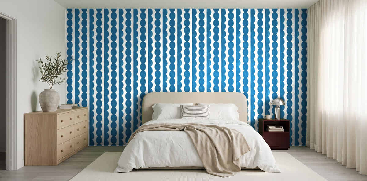 Papier peint Rayures festonnées – Bleu céruléen dans une chambre japandi