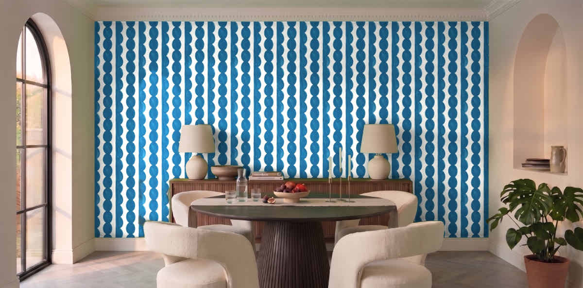 Papier peint Rayures festonnées – Bleu céruléen dans une salle à manger