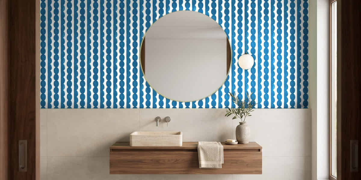 Papier peint Rayures festonnées – Bleu céruléen dans une salle de bain