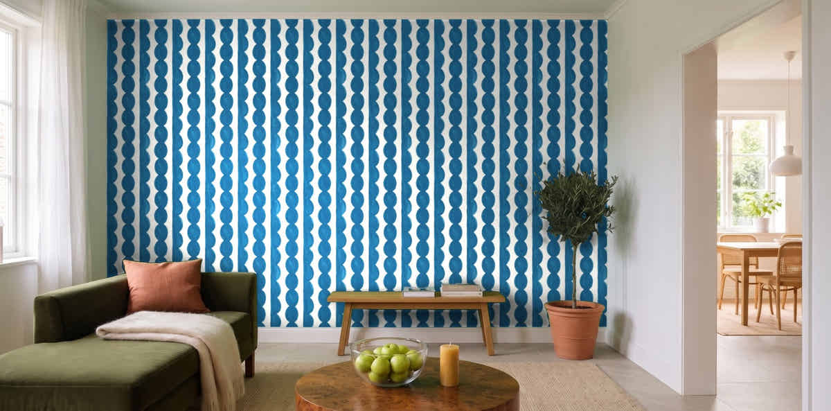 Papier peint Rayures festonnées – Bleu céruléen dans un salon lumineux